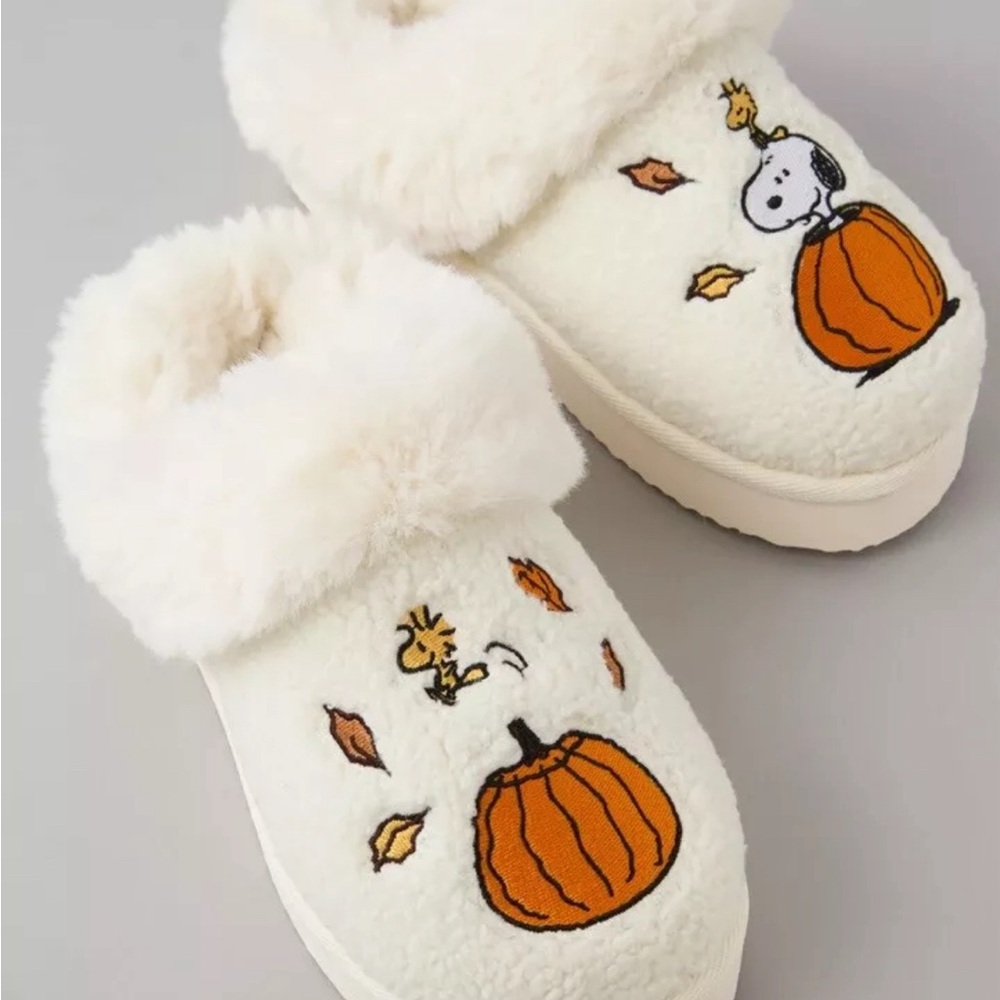 AE Fall Peanuts Snoopy Slippers American Eagle Women Sz 8 SOLD OUT